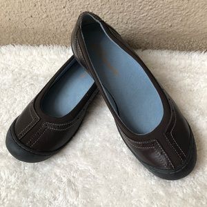 NEW! Clark’s Slip On Flats Dk Brown Leather Sz 5